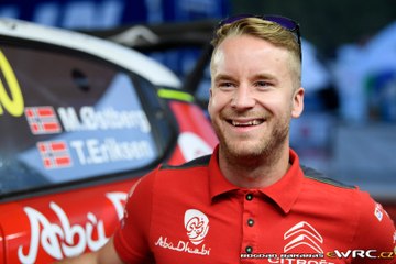 La hábil maniobra de este piloto de 'rally' logra evitar el atropello de un espectador que cayó en su recorrido