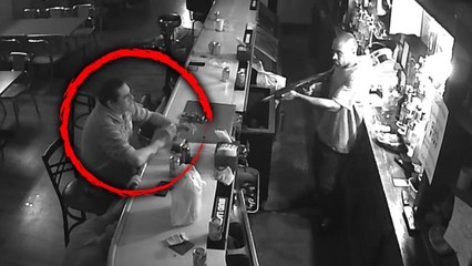 A Sangre Fría: el cliente que se echa un pitillo mientras atracan el bar y se niega a dar su móvil