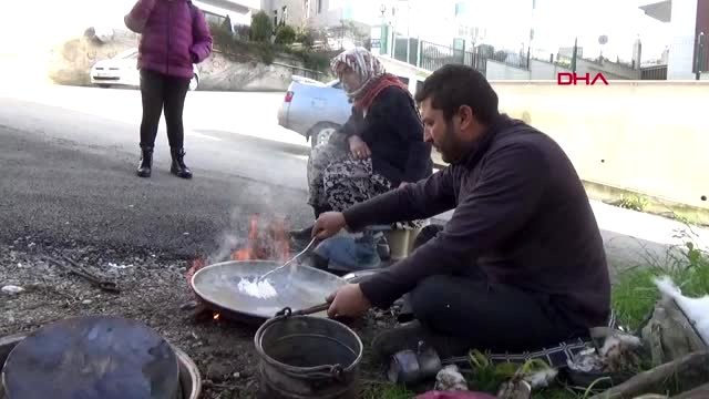 Sinop şehir şehir gezen çift, sokakta tezgah açıp kalaycılık yapıyor