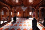 Çivi kullanılmadan yapılan ahşap cami zamana meydan okuyor