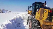 Siirt'te kardan kapanan köy yolları ulaşıma açıldı, mahsur kalan araçlar kurtarıldı