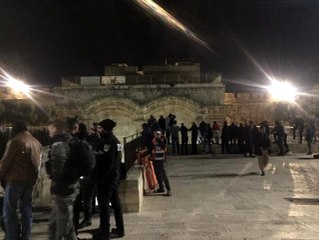 İsrail güçleri Mescidi Aksa'da namaz kılanlara saldırdı