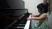 Cette petite fille de 3 ans joue du piano à la perfection