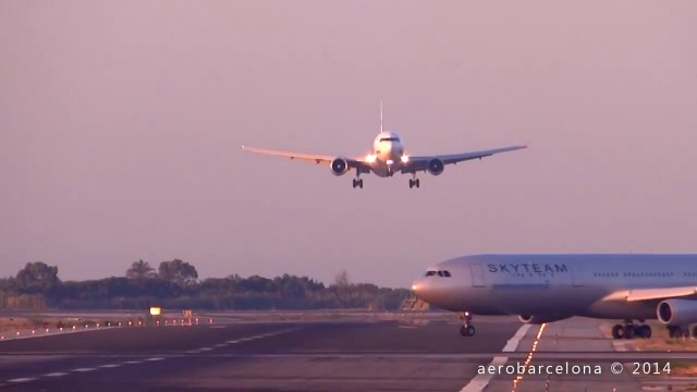 Un avion coupe la route d'un autre avion en plein atterrissage...