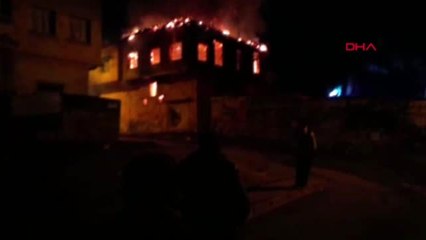 İki katlı evi küle çeviren yangında 3 kişi dumandan etkilendi