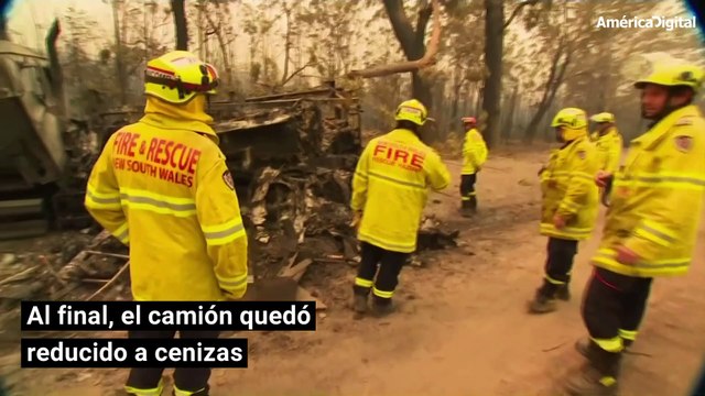 Bomberos son rodeados por las llamas en Australia