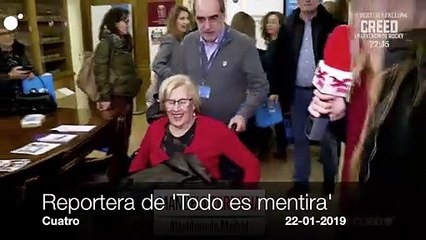 La reportera se parte con los podemitas: "Alcaldesa, ¿qué tal se porta Errejón? ¿Cena por las noches?"