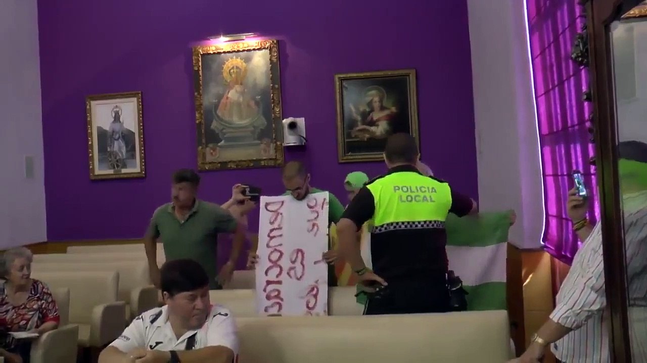 El surrealista vídeo de los diabólicos batasunos andaluces dando hostias a Ortega Smith