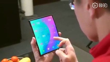Así presentó el presidente de Xiaomi su nuevo teléfono inteligente con pantalla plegable