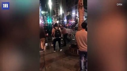 Hombre golpea violentamente en el rostro a dos mujeres