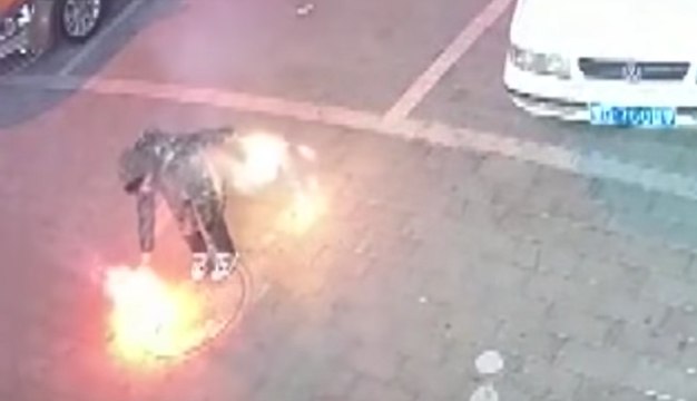 Este niño provoca la explosión de una alcantarilla mientras jugaba con fuegos artificiales en China