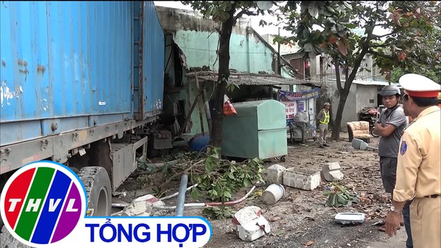 Xe đầu kéo tông sập 2 nhà dân, tài xế tử vong trong cabin