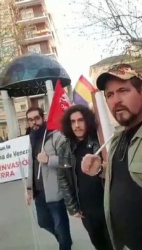 Venezolano encara a un par de tontos españoles que defienden a Maduro