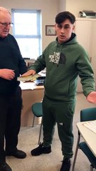 Jura sobre la Biblia no haberla engañado con prostitutas