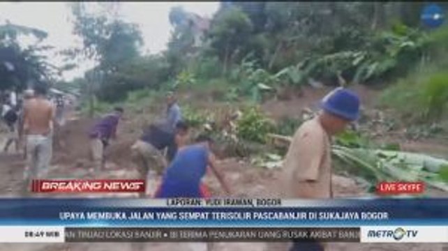 Longsor, Warga Sukajaya Buka Akses Jalan dengan Alat Seadanya
