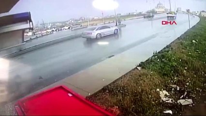 Takla atan otomobilden burnu bile kanamadan çıktı, kaza anı kamerada