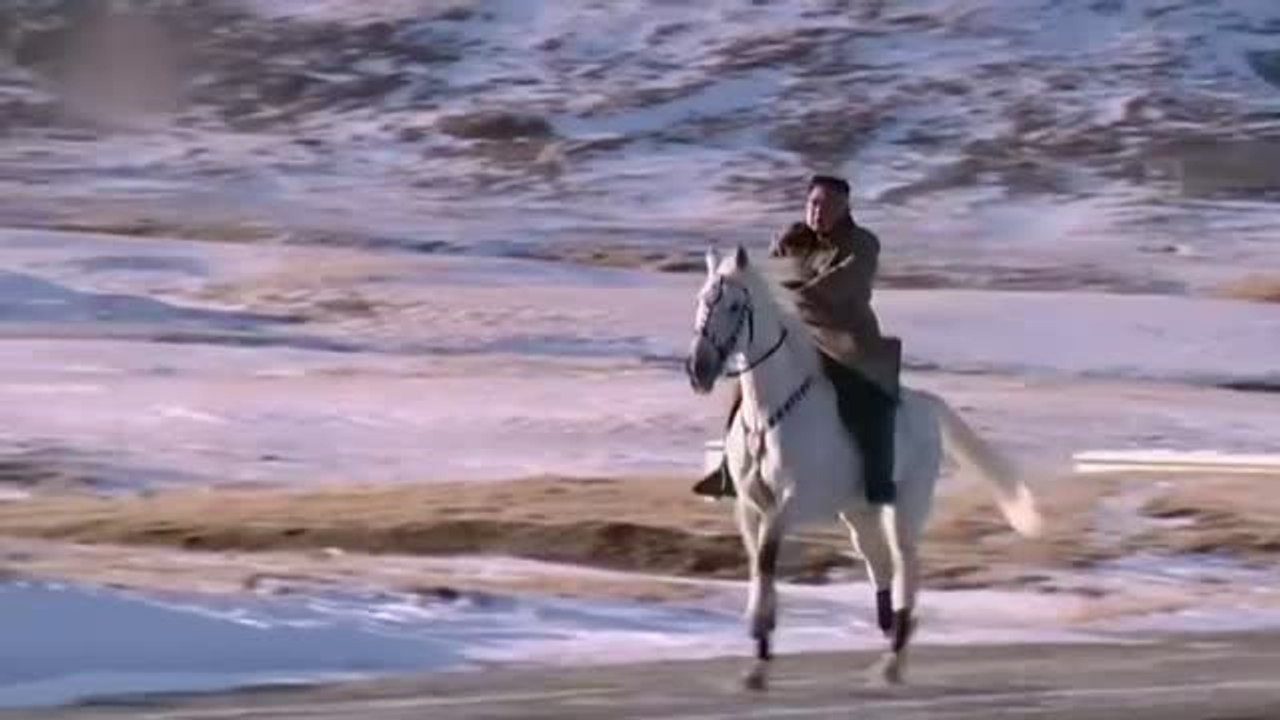 Kim Jong Un galopa sobre su caballo blanco por el monte Paektu