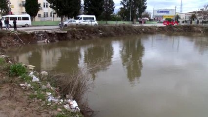 Adana inşaat temeli su doldu, polis öğrenciler için nöbet tuttu