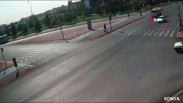 Konya'da iki otomobilin çarpışma anı kamerada