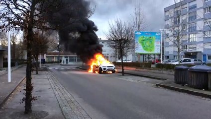 Voiture en feu rue Ernest-Colin à Saint-Dié-des-Vosges