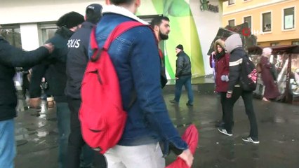 Taksim’de ortalığı birbirine katan turiste vatandaşlardan meydan dayağı kamerada