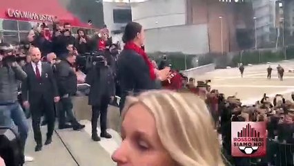 Ibrahimovic, il bagno di folla all'uscita da Casa Milan