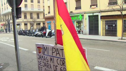 Agentes de Policía reducen a un hombre en la sede del PSOE en Ferraz