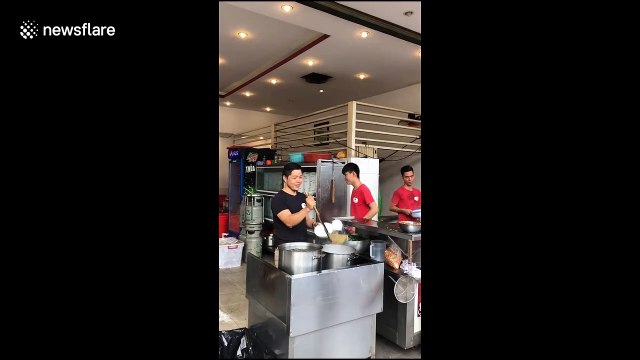 Mesmerising footage of man juggling noodles on Vietnamese street