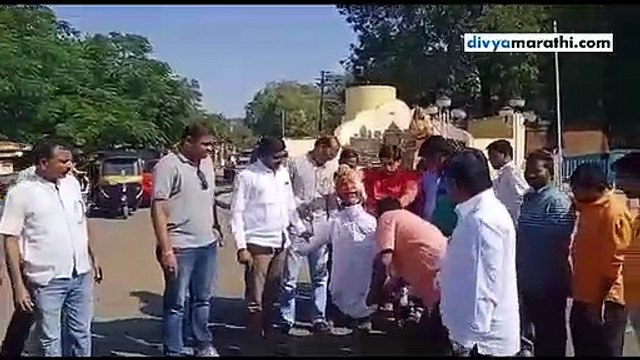 युवक काँग्रेसकडून मल्लिकार्जुन खर्गेंच्या पुतळ्याचे दहन