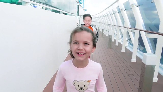 Макс и Катя и целый день на корабле в океане