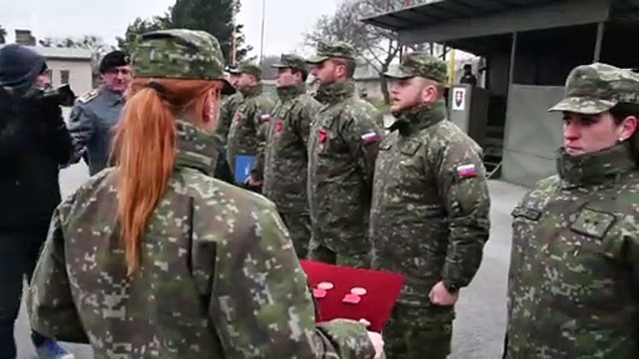 Minister Gajdoš ocenil vojakov, ktorí pomáhali po výbuchu bytového domu v Prešove