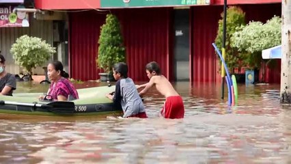 Endonezya'daki selde can kaybı artıyor