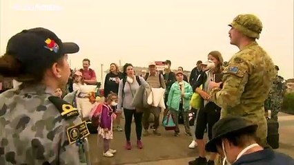 Éxodo masivo en Australia: miles de personas evacuadas en buques del Ejército