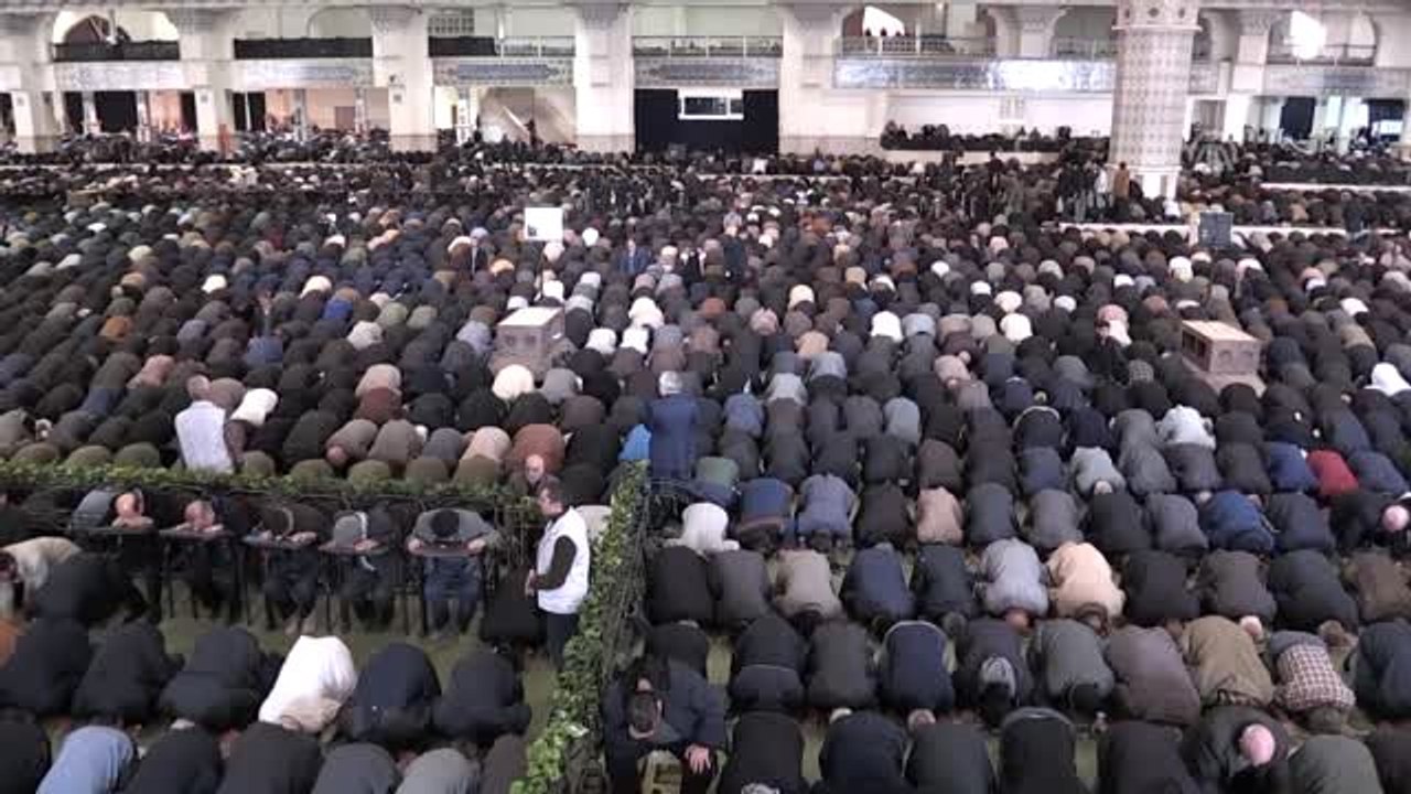 İran'da cuma namazı sonrası ABD karşıtı gösteri düzenlendi