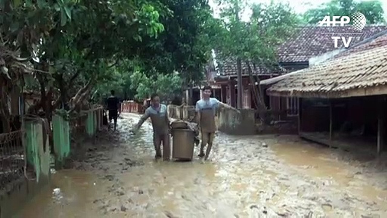 Indonesians clean up after deadly floods