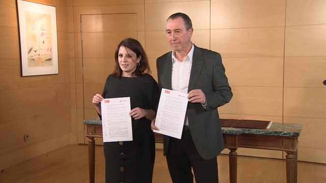 PSOE y Compromís firman el acuerdo de investidura