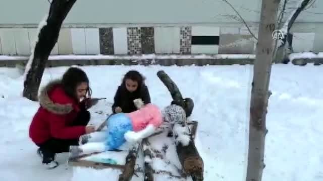 Aylan bebeğin kardan heykelini yaptı