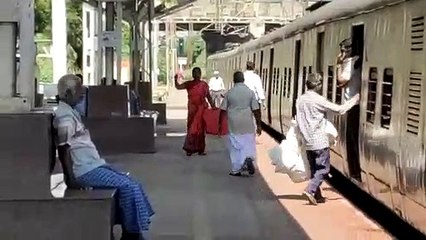 ரயில் படிக்கட்டில் போனில்  பேசிக்  செய்தவரின் செல்போனை பிடுங்கி ஓடும் மர்மநபர் -  வீடியோ