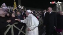 Papa Francesco arrabbiato, lo schiaffo e il dettaglio che spiega il gesto di Bergoglio | Notizie.it