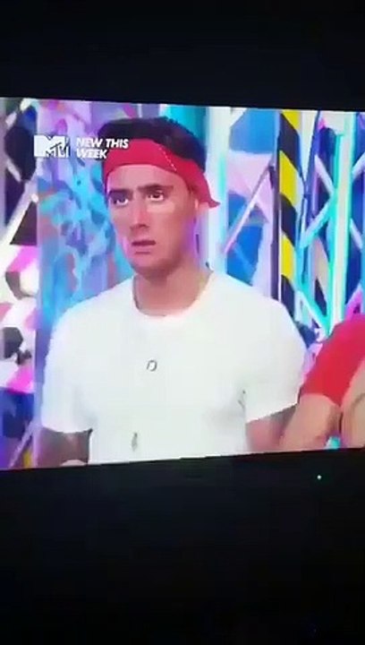 Dans une émission téléréalité, ce gars a demandé à son pote de lui tatouer, regardez ce qu’il a dessiné.