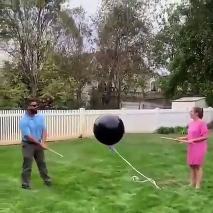 Insolite : ce couple a pleuré un ballon noir qui s’est envolé et a même failli se blesser.