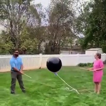 Insolite : ce couple a pleuré un ballon noir qui s’est envolé et a même failli se blesser.