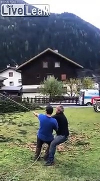 Couper un arbre : trop lourd ils le lachent sur la voiture !