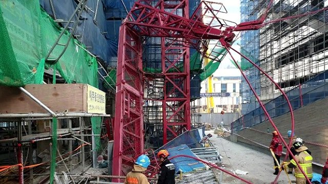 새해 초부터 타워크레인 붕괴 사고...3명 사상 / YTN