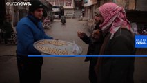 شاهد: سوريون في إدلب يوزعون الحلوى على المارة احتفالا بمقتل سليماني