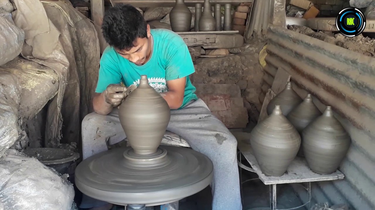 Making a Clay Pottery Khutruke