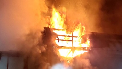 중앙고속도로 달리던 5톤 화물차 화재...차량 불에 타 / YTN