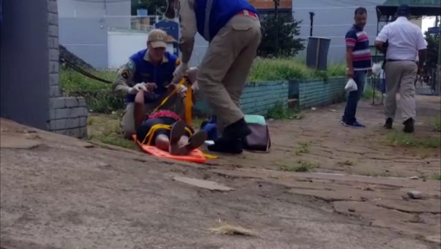 Idosa é socorrida ao sofrer queda na Av. Carlos Gomes