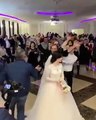 Dos invitadas a una boda se enzarzan en esta aparatosa pelea por el ramo de la novia