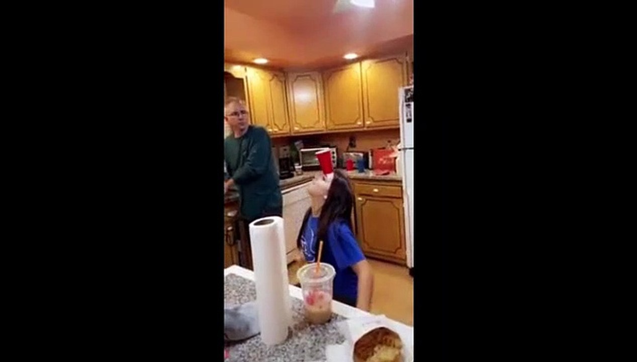 Quando um pai descobre que o dinheiro gasto na universidade da filha serviu apenas para isto...